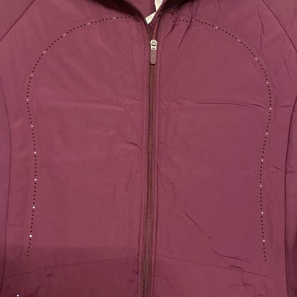 Lululemon Run For Cold Jacket, Size 6, Color Plum - Picture 6 of 12